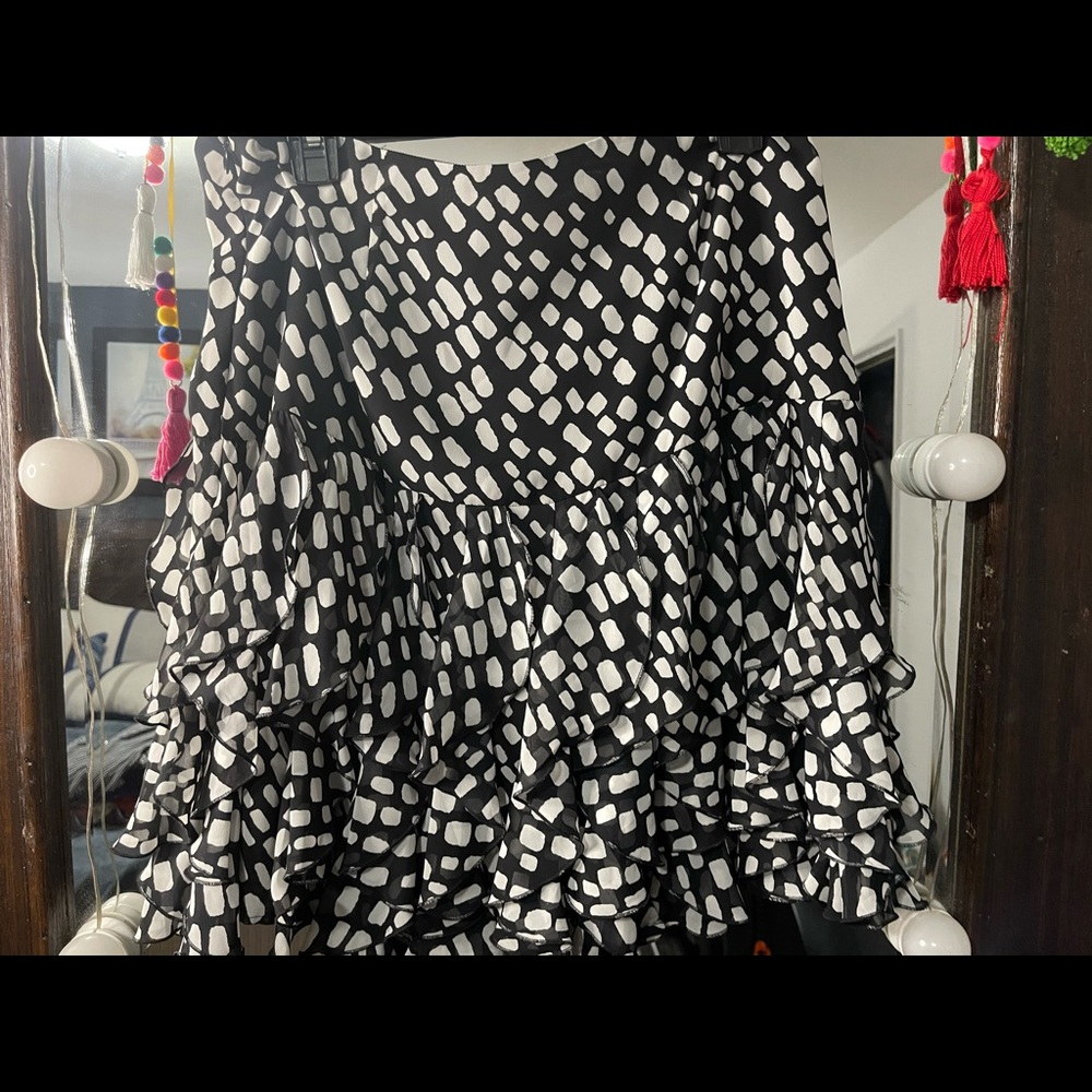 Skirt ruffle white house black